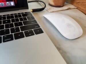 Chuột iPhone (Apple Magic Mouse) chính hãng, thiết kế sang trọng, kết nối mượt mà. Giá tốt 2026, phù hợp MacBook, iMac, bảo hành uy tín.